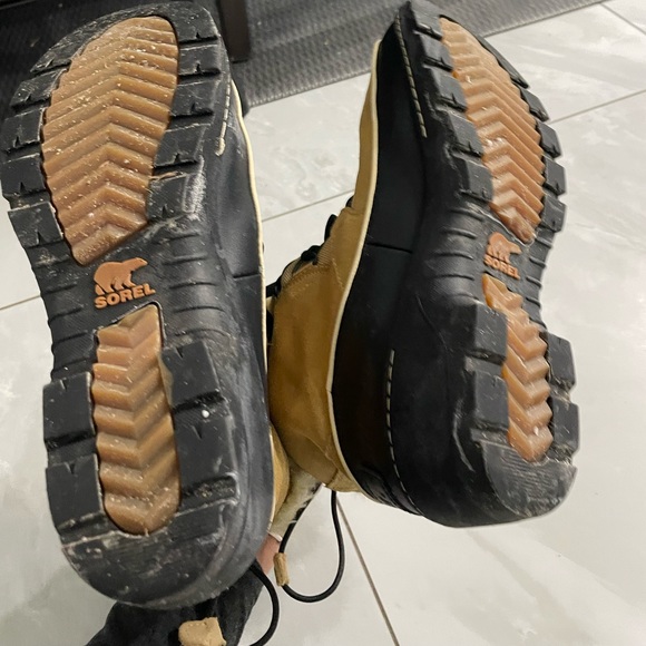 Sorel boots - Picture 2 of 4